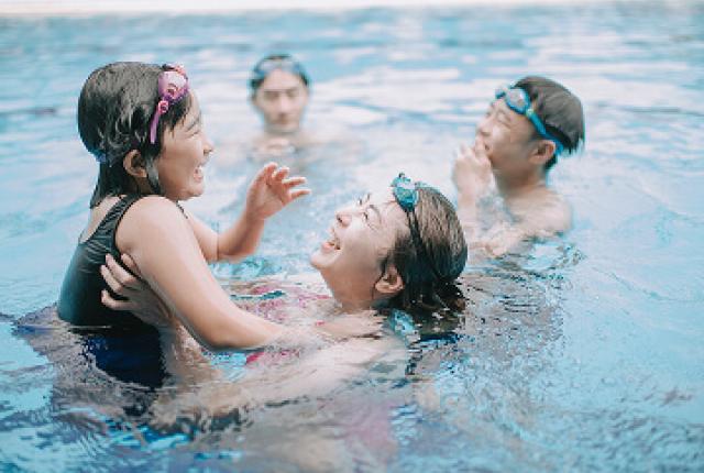 can i swim while wearing contact lenses