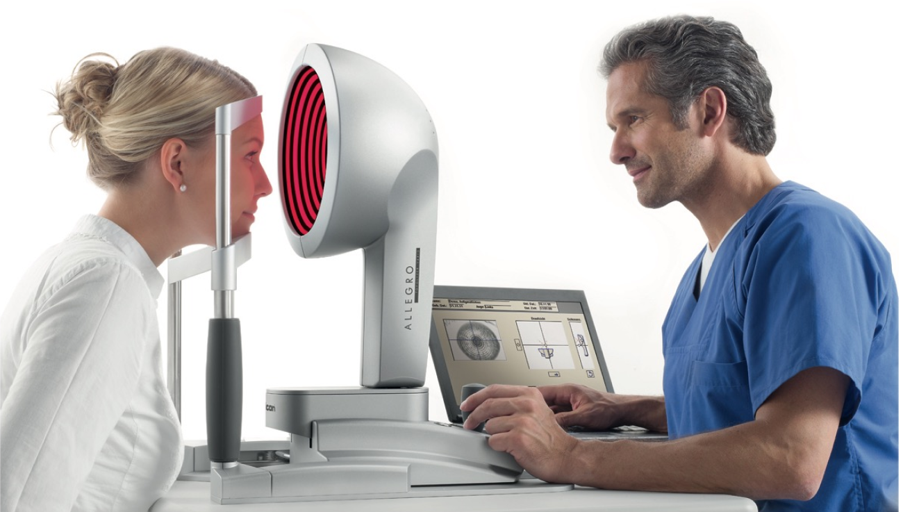 Ophthalmologist and patient during eye examination using Wavelight® Topolyzer VARIO™