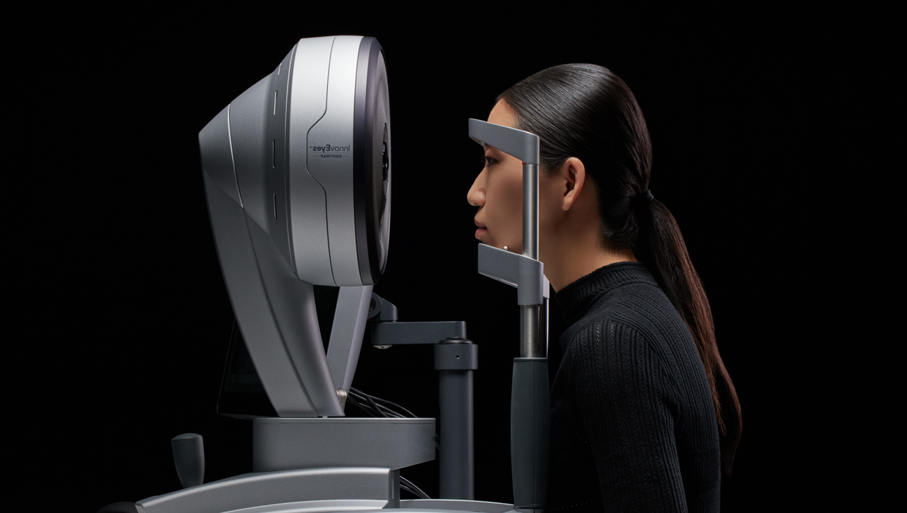 Woman while using Wavelight® Sightmap