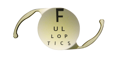 Close-up van een AcrySof IQ IOL met letters erachter, die het volledige gebruik van de 6 mm asferische optiek laten zien.
