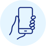 Blauw pictogram met een hand die een mobiele telefoon vasthoudt op een lichtblauwe achtergrond. 