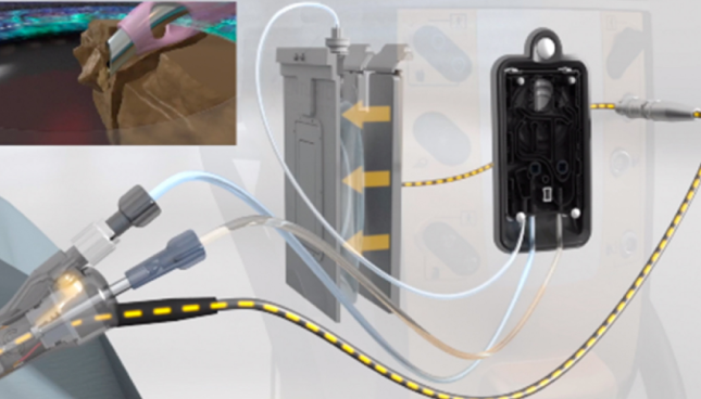 Een geanimeerde afbeelding van het CENTURION Vision System en het ACTIVE SENTRY handstuk naast een geopereerde patiënt. Een gele stippellijn en gele pijlen geven aan hoe het ACTIVE SENTRY handstuk het CENTURION Vision System signaleert dat er aanpassingen nodig zijn.  
