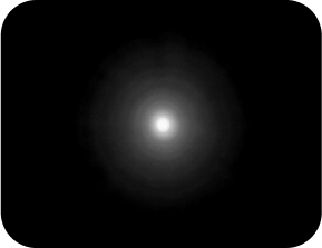 Zwarte achtergrond met een fel licht in het midden, omgeven door een halo die groter is dan die van de Clareon Monofocale en Clareon Vivity IOL's, wat de optische bench halo-meting voor de Clareon PanOptix IOL vertegenwoordigt.