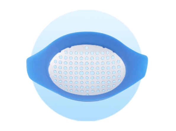 Plastic oogschild op een lichtblauwe cirkelvormige achtergrond.  
