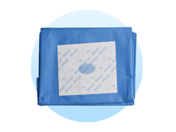 Gevouwen chirurgische drapes op een lichtblauwe cirkelvormige achtergrond.   