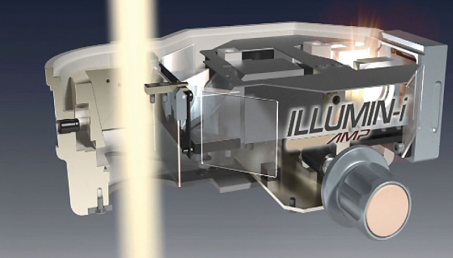 Een dwarsdoorsnede van de ILLUMIN-i AMP-module waar een lichtstraal doorheen schijnt.  