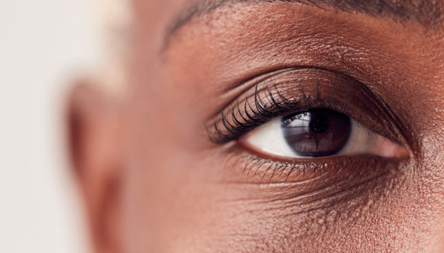 Een close-up van het gezicht van een persoon met het oog in focus.  