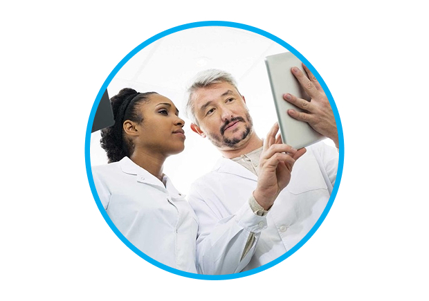 Een afbeelding van een man en een vrouw in een labjas die interactie hebben met een tablet 