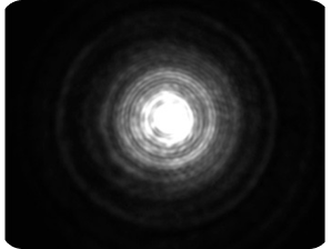 Zwarte achtergrond met een helder licht in het midden, die de grootste halo rond het licht laat zien in vergelijking met de drie andere afbeeldingen, die de halometing van de optical bank voor ZEISS AT LARA Diffractive EDOF IOL voorstelt. 