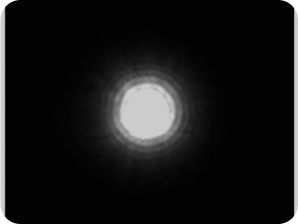 Zwarte achtergrond met een helder licht in het midden met een lichte halo rond het licht, die de halometing van de optical bench voor AcrySof IQ Vivity® IOL voorstelt.   