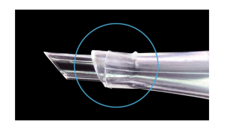Een close-up van de AutonoMe nozzle tip voor een zwarte achtergrond. Een blauwe cirkel is geplaatst over het apparaat om de aandacht te vestigen op de mondstukpunt.