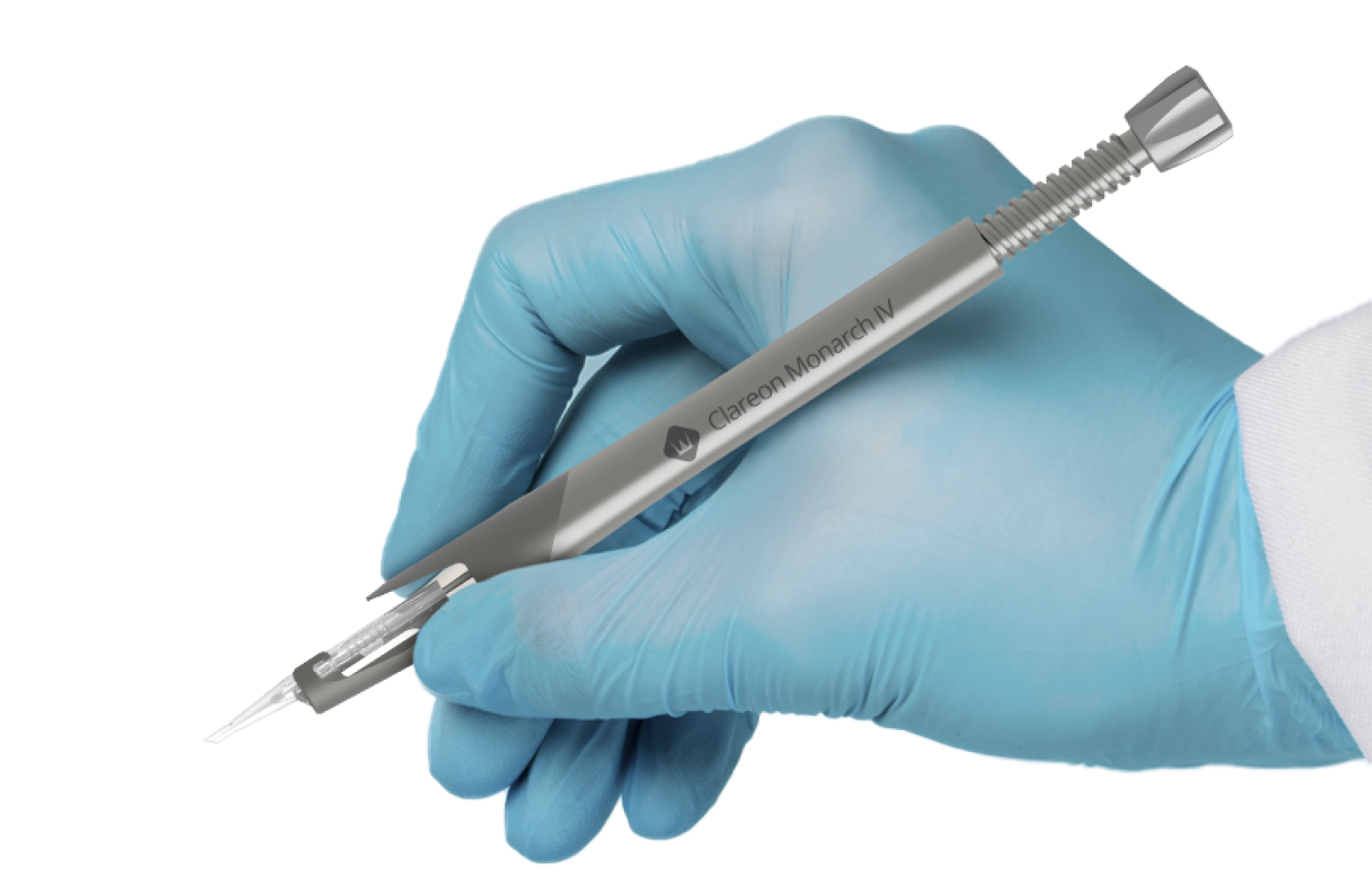 Een hand in een wegwerphandschoen houdt de Clareon Monarch IV Handpiece vast, met de punt naar beneden wijzend.