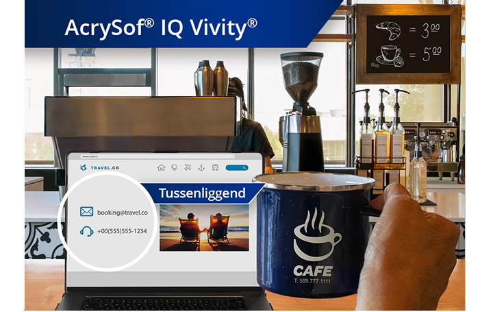 Duidelijk beeld van een koffiewinkel met zicht vanaf de toonbank op koffiemachines en andere ingrediënten. Een laptop staat open op het aanrecht en iemands hand houdt een koffiemok omhoog rechts van het laptopscherm. Witte tekst in de linkerbovenhoek van deze afbeelding luidt "AcrySof IQ Vivity.". 