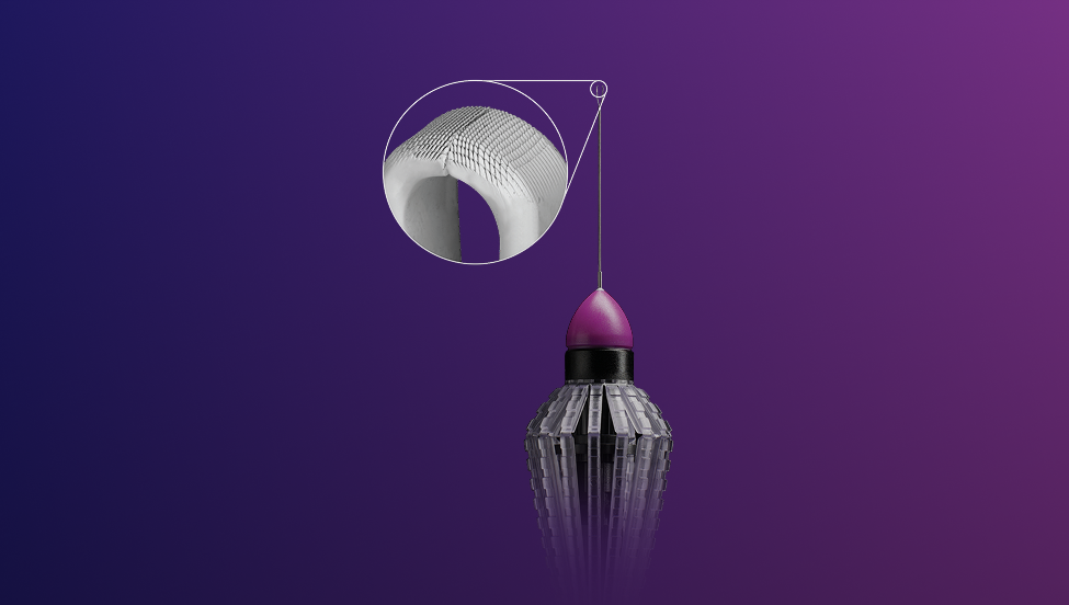 Een afbeelding van de FINESSE SHARKSKIN ILM Forceps. Een ingezoomde afbeelding in een cirkel toont de laser-ablatie microstructuren op de punten van de forceps. Het apparaat verschijnt op een paarse achtergrond.