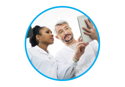 Een afbeelding van een man en een vrouw in laboratoriumjassen. De man toont de vrouw iets op een tablet.