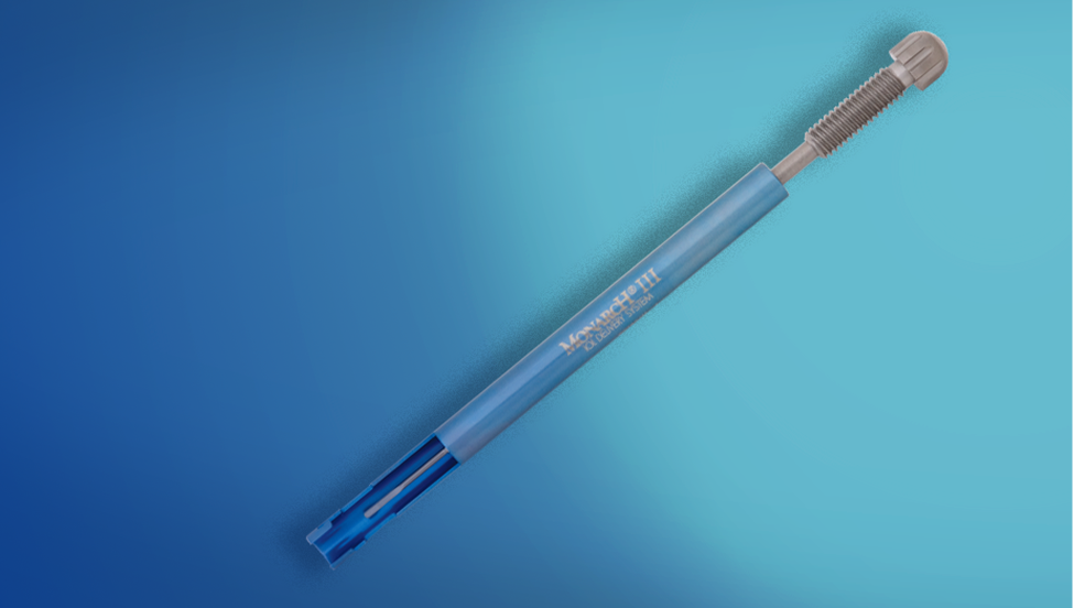 Een afbeelding van de Monarch III IOL Delivery System. Het apparaat verschijnt tegen een blauwe achtergrond.