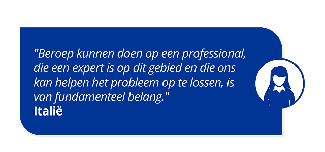Witte tekst met de tekst "Het is van fundamenteel belang om een professional te hebben die deskundig is op dit gebied en die ons kan helpen bij het oplossen van het probleem". Het citaat is afkomstig van een klant van Alcon in Italië. De tekst verschijnt op een donkerblauwe gebogen rechthoekige achtergrond. Rechts van de gebogen rechthoek staat een vrouw in pak. 