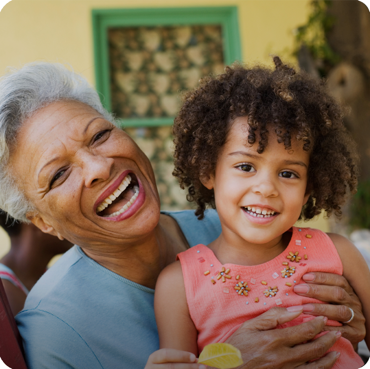 Eine Großmutter und ihre junge Enkelin teilen einen glücklichen Moment.