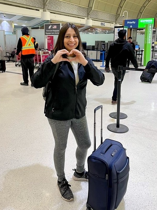 Caroline Fernandes in airport