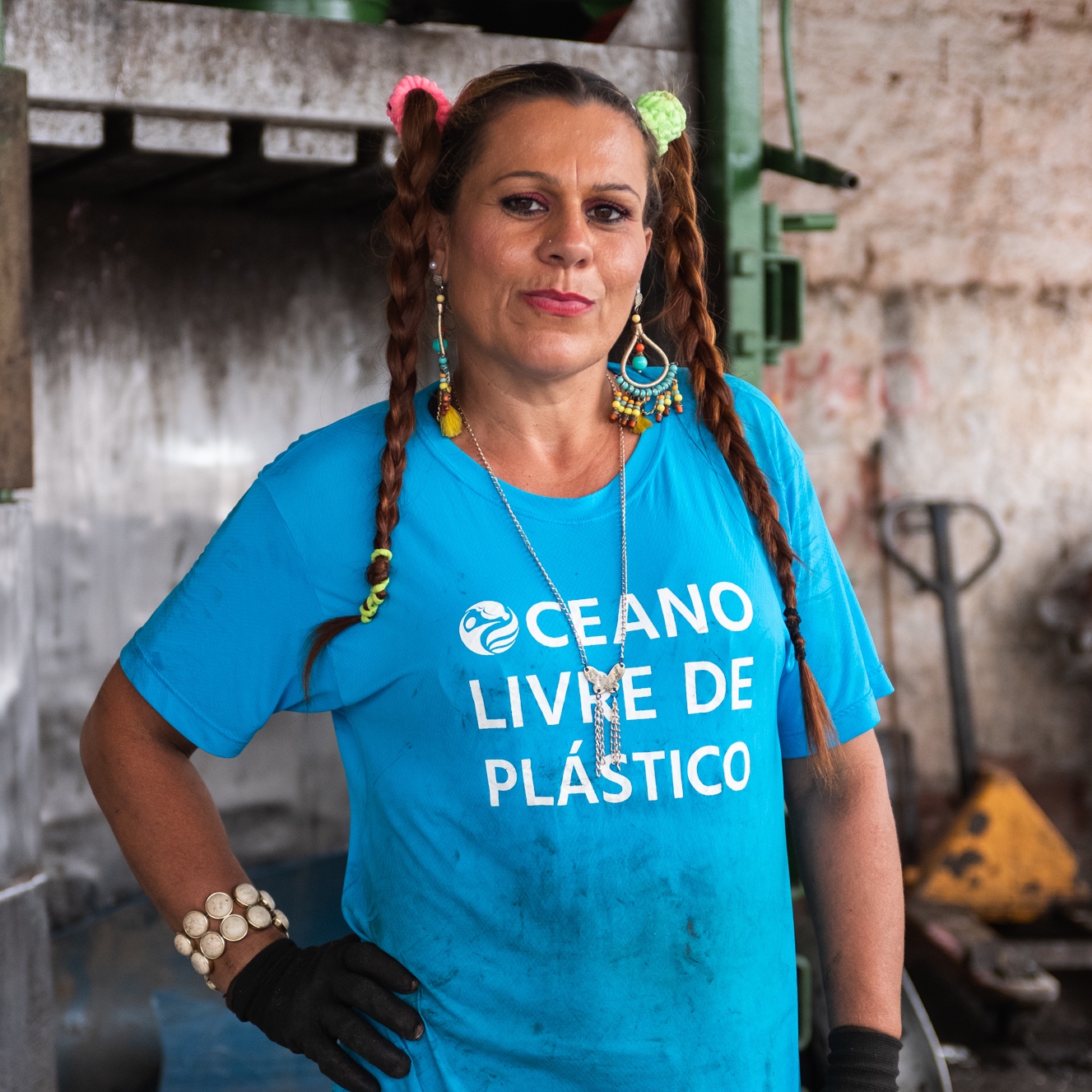 Woman wearing blue t-shirt that reads "Oceano Livre de Plástico"