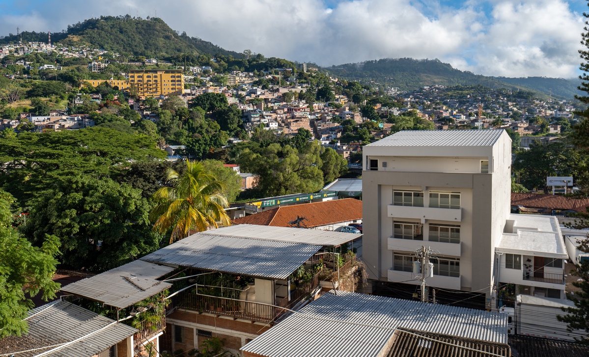 Honduran city with mountains in background
