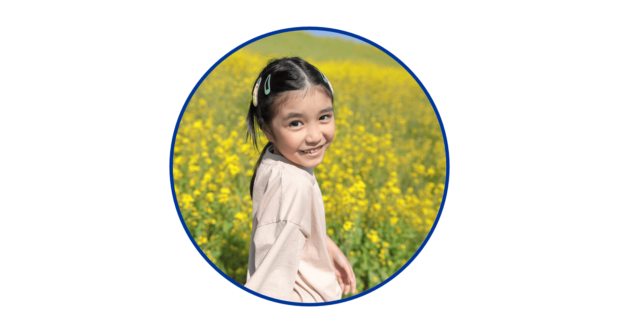 晴れた日に肩越しに振り返る、黄色い野草の野原に立つおさげ髪と髪留めの笑顔の少女。