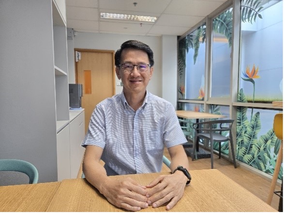 Picture of A smiling man wearing glasses.