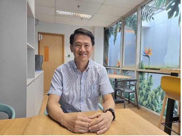 Picture of A smiling man without glasses.