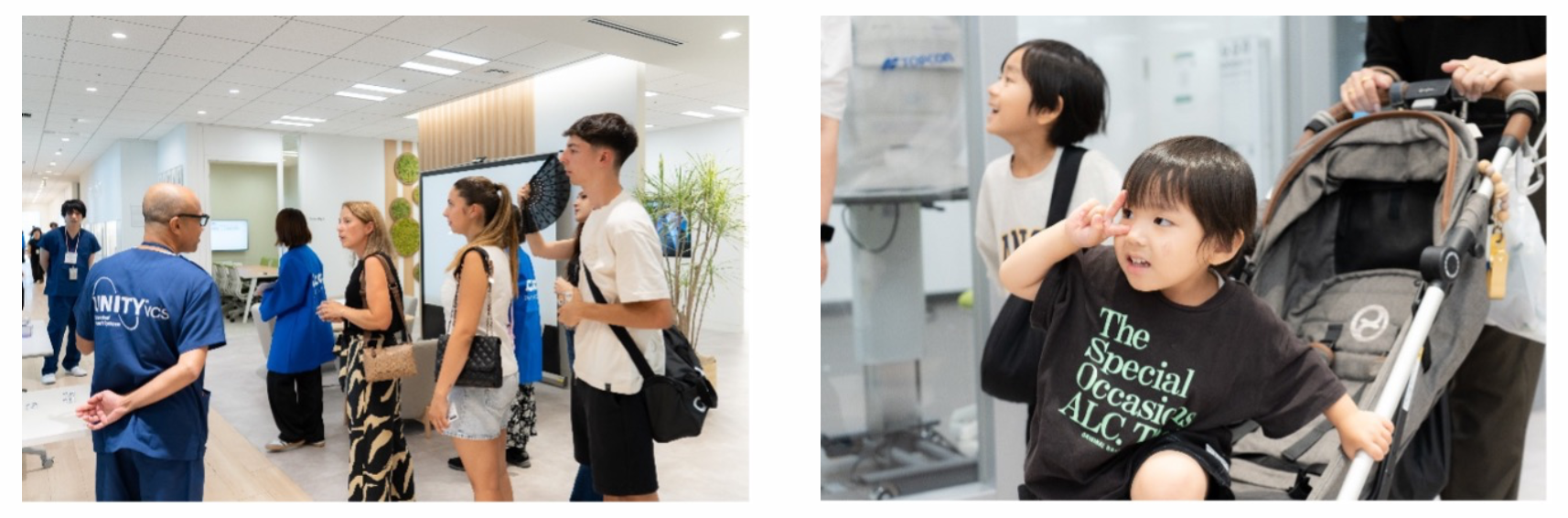 青いUnity VCSシャツを着た男性を含む数人が、近代的な廊下に集まり、デジタルディスプレイを見ています。「The Special Occasions」とプリントされた黒いシャツを着た幼い男の子が、デジタルスクリーンを見上げています。背景にはベビーカーが見えます。