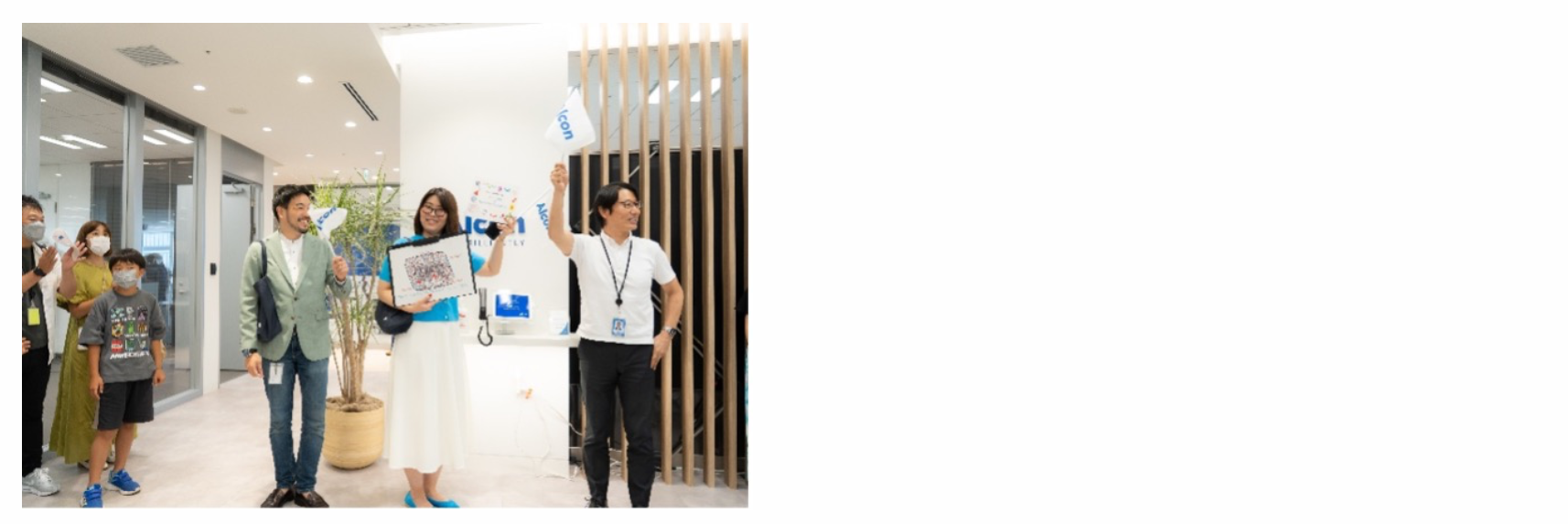 近代的な廊下にいる人々のグループが写っており、その中には青いUnity VCSのシャツを着た男性や、大きなプリント柄の服を着た女性がいます