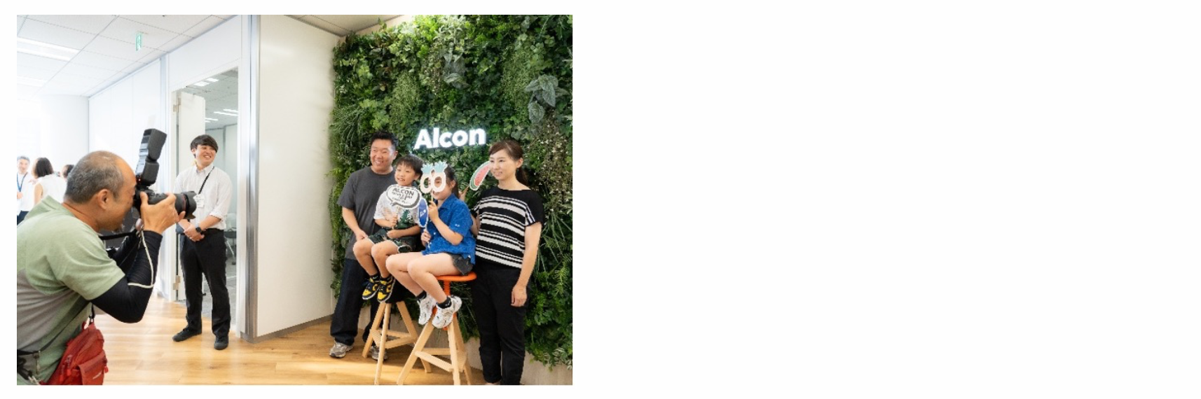 植物がたくさん置かれた明るい部屋で、カメラマンが面白いメガネをかけた子供の写真を撮っています。