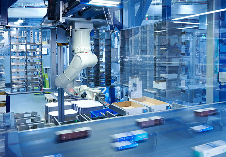 Ein Roboterarm sortiert Pakete in einem Hightech-Lager. Die Szene ist geschäftig, die verschwommenen Kartons auf einem Förderband spiegeln die effiziente Automatisierung wider.