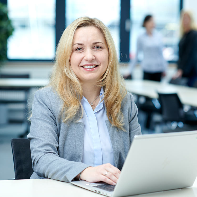 Porträtfoto von Dr. Justyna J.-R. Geschäftsführerin Head R&D Großwallstadt