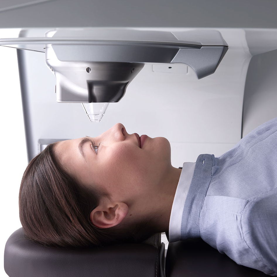 Patientin liegt während eines Augenverfahrens unter einem WaveLight FS200 Femtosekundenlaser.