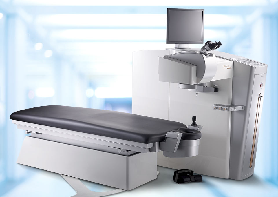 WaveLight EX500 Excimer-Lasersystem mit Patientenliege und Monitor, entwickelt für fortschrittliche refraktive Augenchirurgie.