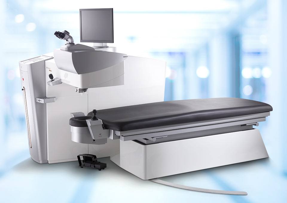 WaveLight FS200 Femtosekunden-Lasersystem mit Patientenliege und integrierter Optik, verwendet zur Erstellung von Hornhautflaps in der refraktiven Augenchirurgie.