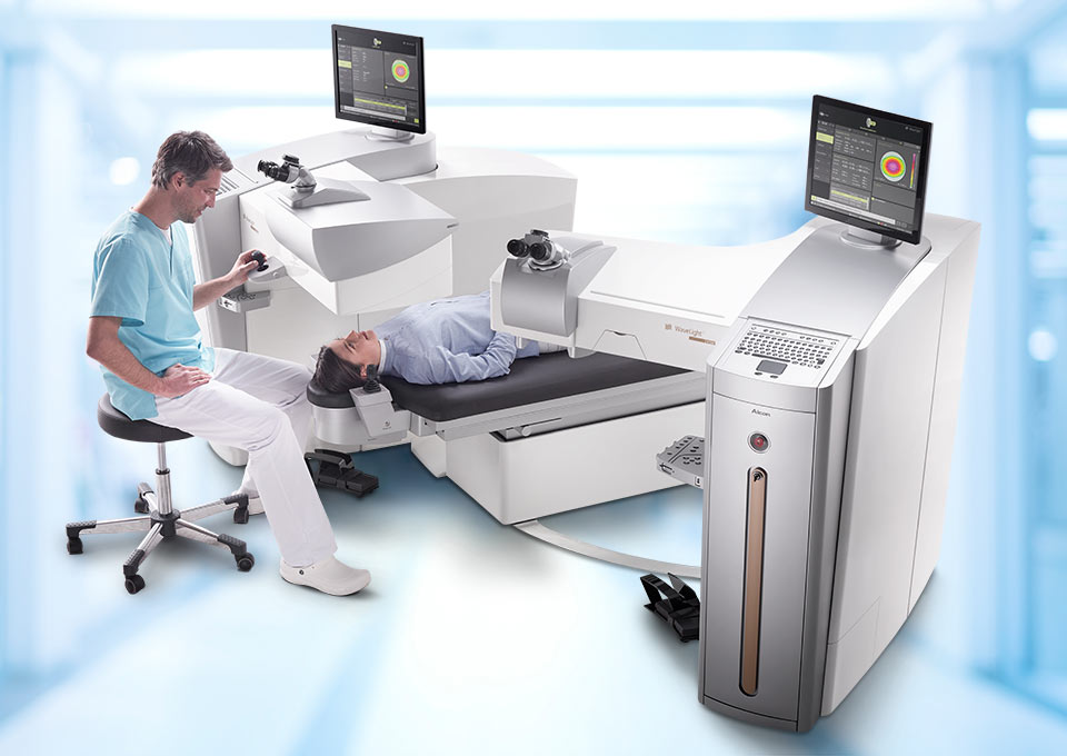 Chirurg führt einen Eingriff mit der WaveLight Refractive Suite durch, die den EX500 Excimer-Laser und den FS200 Femtosekunden-Laser integriert, während die Patientin in Position liegt.
