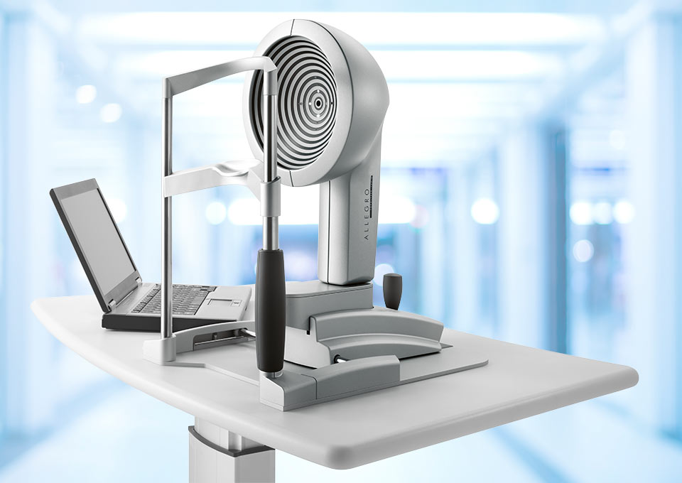 WaveLight Topolyzer VARIO Diagnostikgerät mit Laptop, verwendet für detaillierte Hornhaut-Topografie und Behandlungsplanung in der refraktiven Chirurgie.