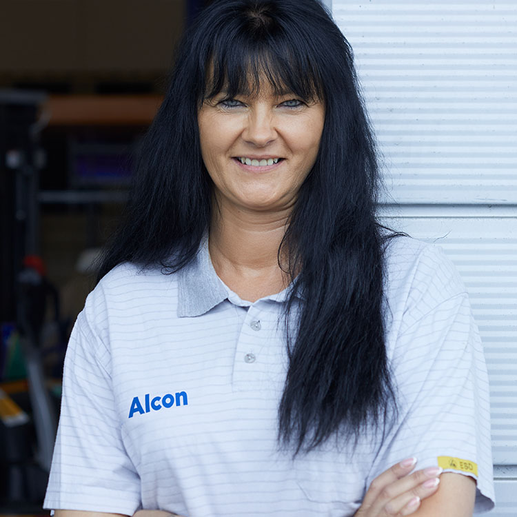 Porträtfoto von Ivonne Karimzadeh, Senior Associate Logistiklager