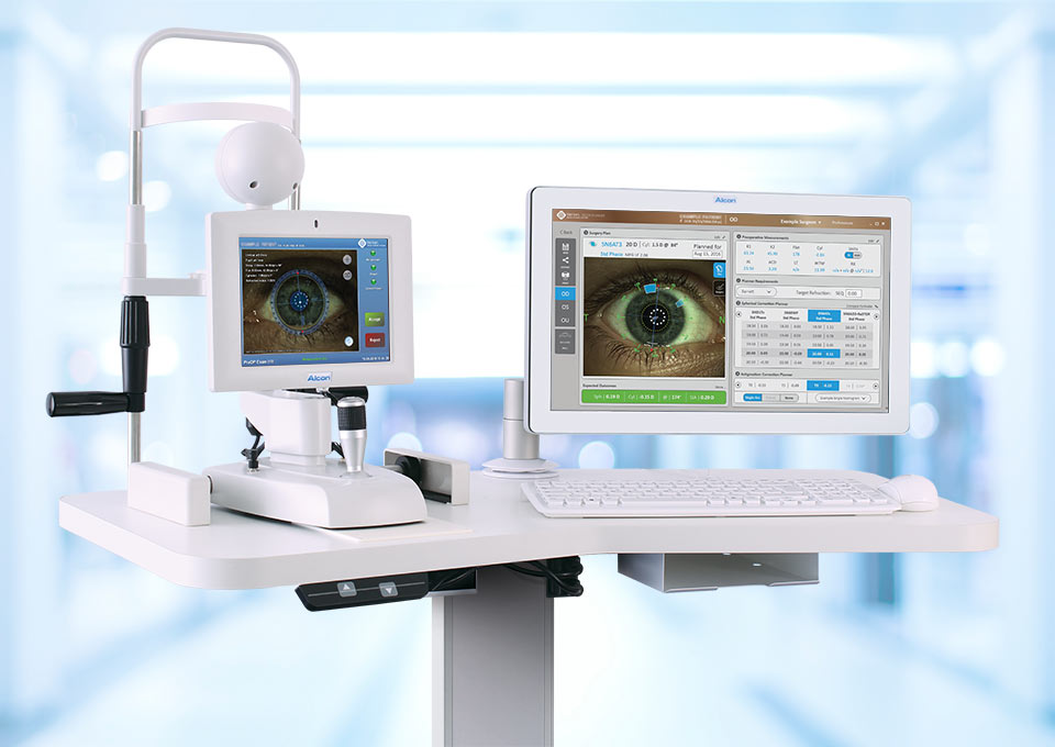 VERION Bildgeführtes System mit Diagnostikbildschirmen, die detaillierte Augenbilder und chirurgische Planungsdaten für refraktive Eingriffe anzeigen.