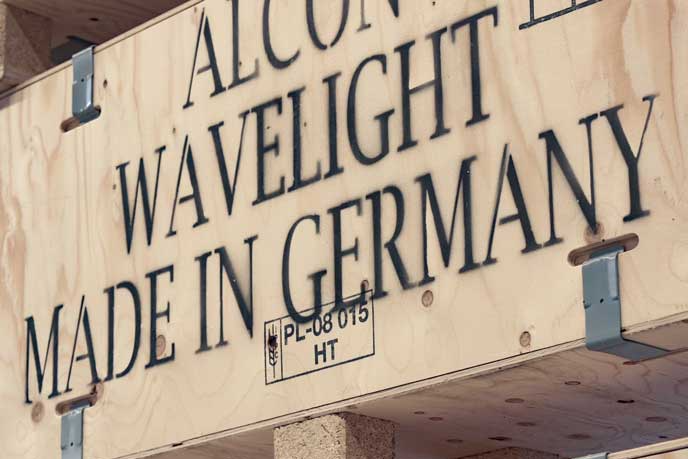 Holzkiste mit schwarzer Aufschrift: Alcon Wavelight Made in Germany.