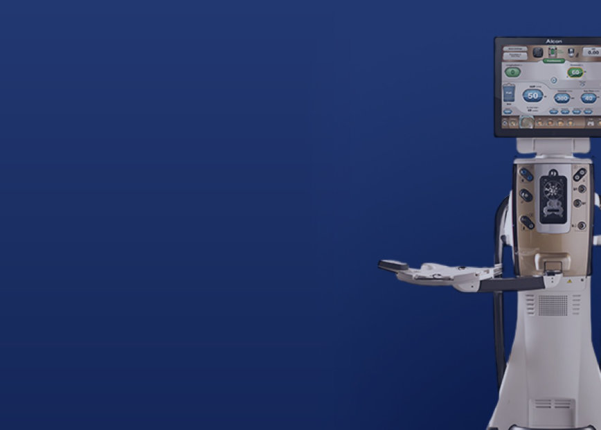   Chirurgické zařízení Alcon Centurion s dotykovým displejem na modrém pozadí