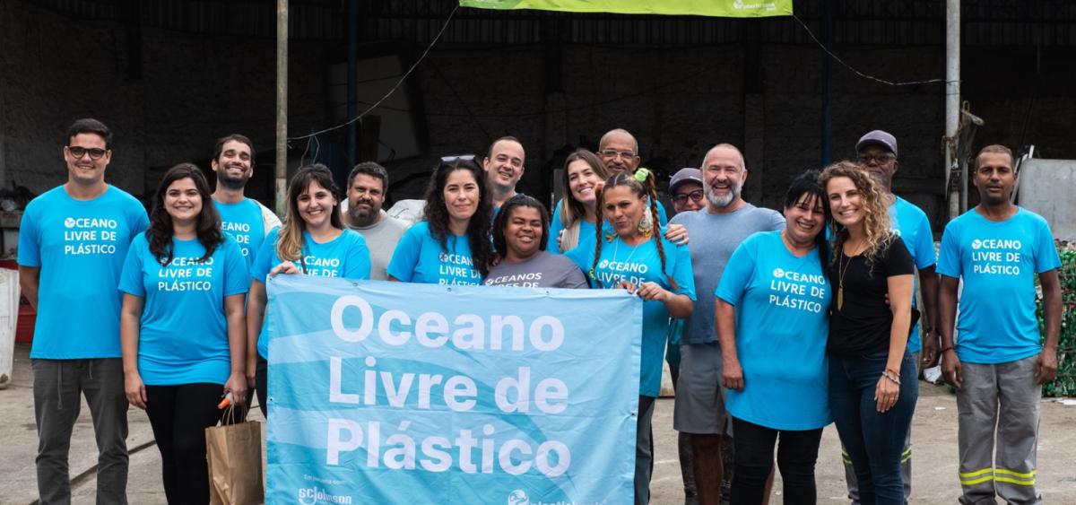 Group of volunteers holding banner that reads, "Oceano Livre de Plástico"