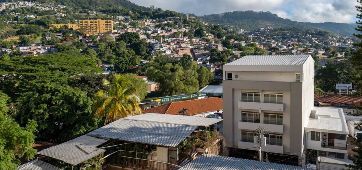 Honduran city with mountains in background