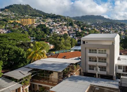Honduran city with mountains in background