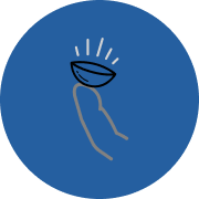 Icon showing a hand holding a contact lens with light rays above it, representing proper handling or insertion of contact lenses